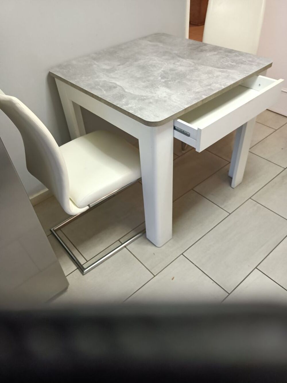 Une table + deux fauteuils Meubles