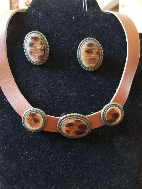 Parure en cuir marron dessin lopard neuf clip d oreilles et 5 Viriat (01)