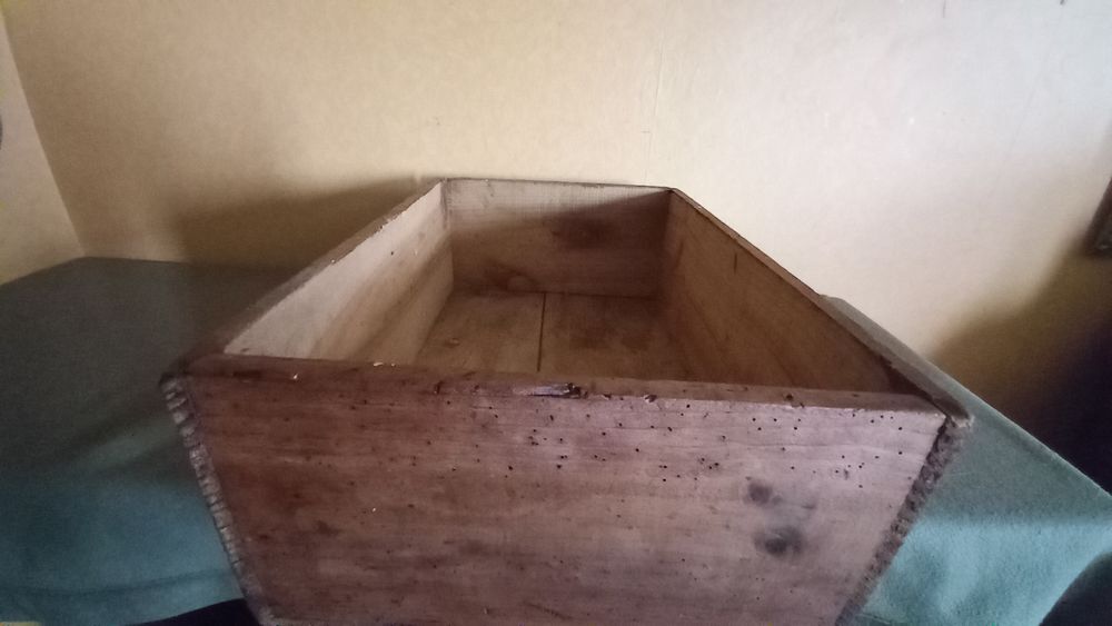 Ancienne caisse en bois 
Lait concentr&eacute; sucr&eacute; Décoration