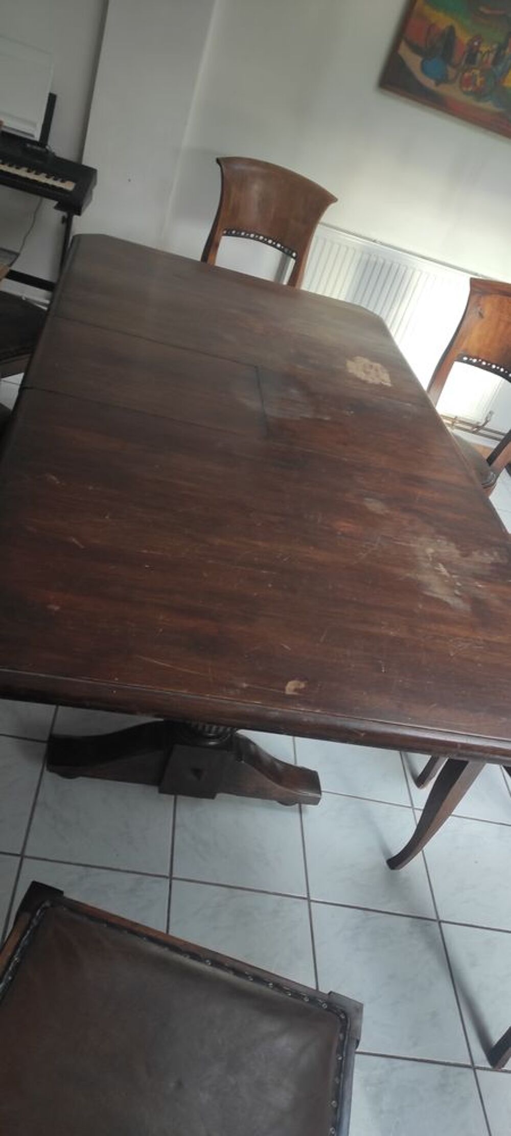 Table en bois d'indonesie et 8 chaises assise en cuir. Meubles