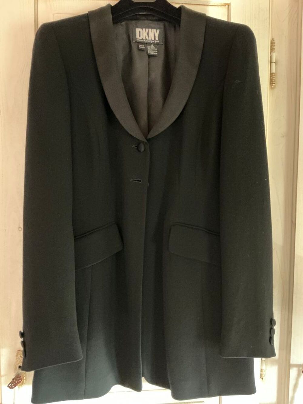 Veste blazer smoking 
DKNY 
Couleur noir 
Laine/silk Vêtements