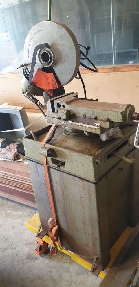 Scie circulaire m&eacute;tal 380V,  descente manuelle .   400 57730 Folschviller