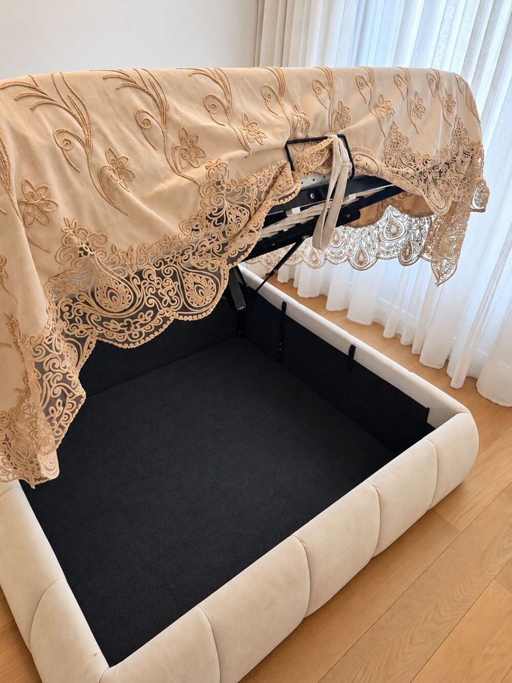 Lit coffre Bubble beige 140 &agrave;- 200 cm + matelas Emma €" 750 € Meubles