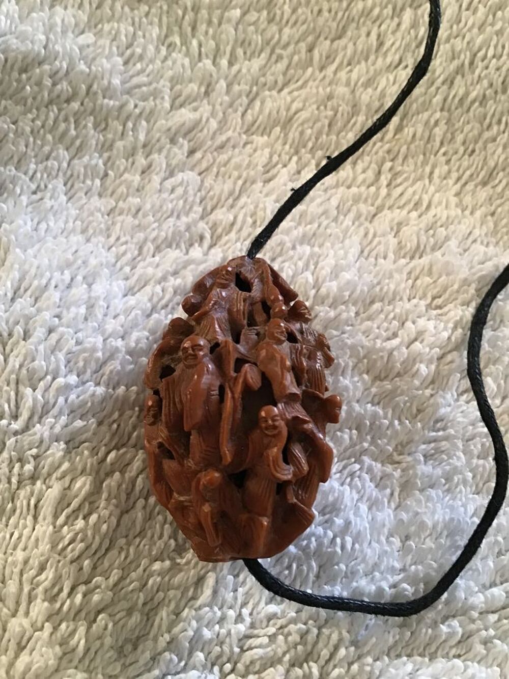 Noyaux de fruits sculpt&eacute;s Bijoux et montres
