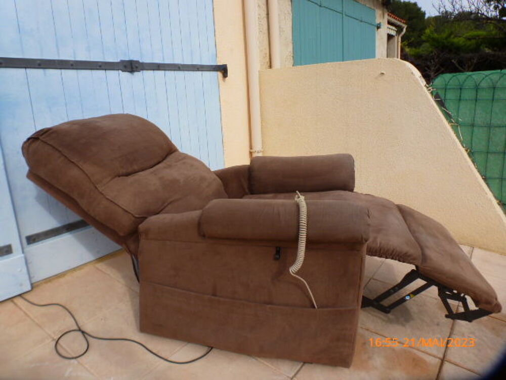 Fauteuil m&eacute;dical de repos multi-position et relevable. Meubles