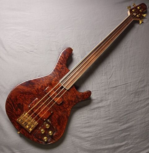 Basse �lectrique fretless mod�le unique 1400 Arrou (28)
