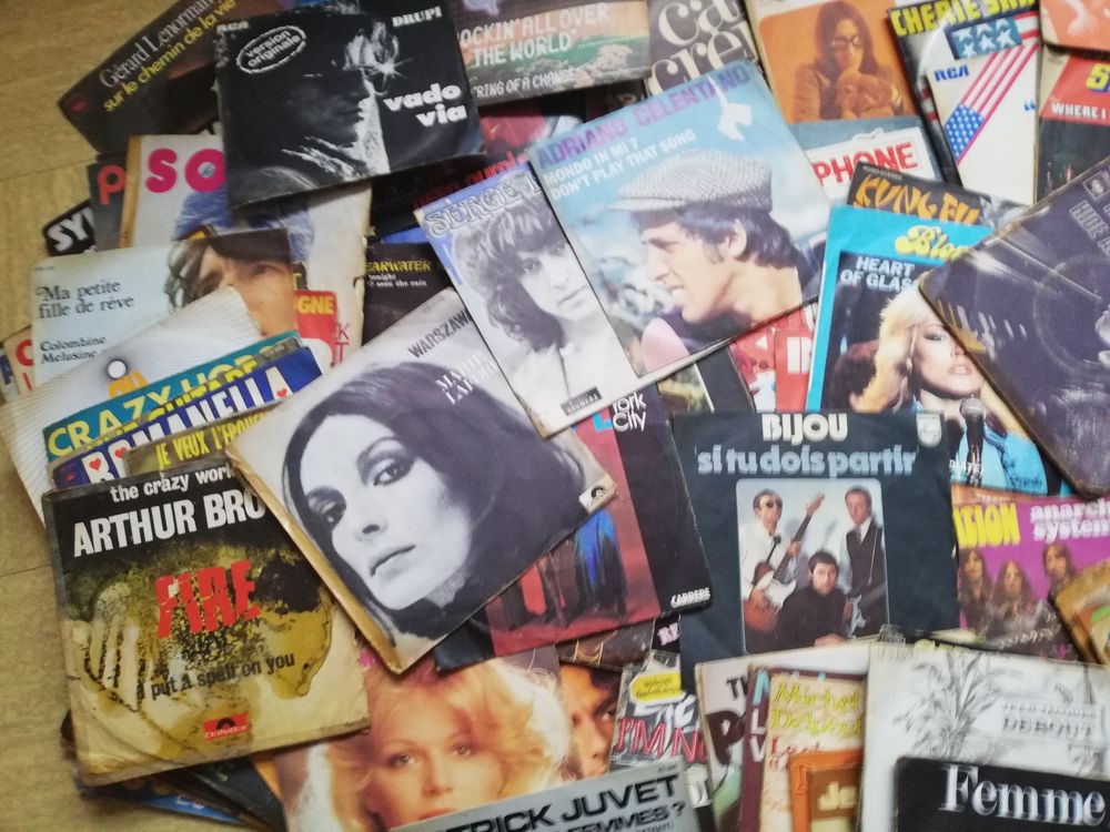 160 45 tours d occasions ann&eacute;e 70 90 CD et vinyles