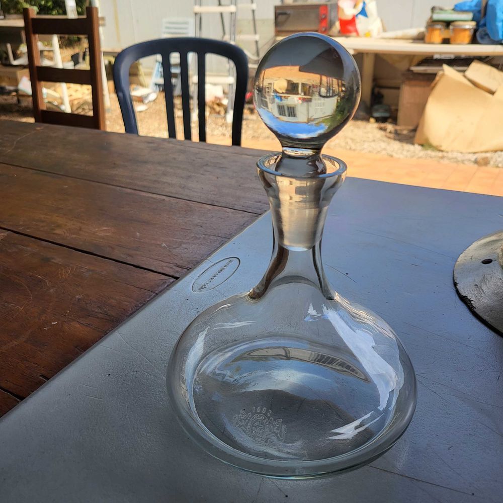 carafe en cristal ancienne sign&eacute; 