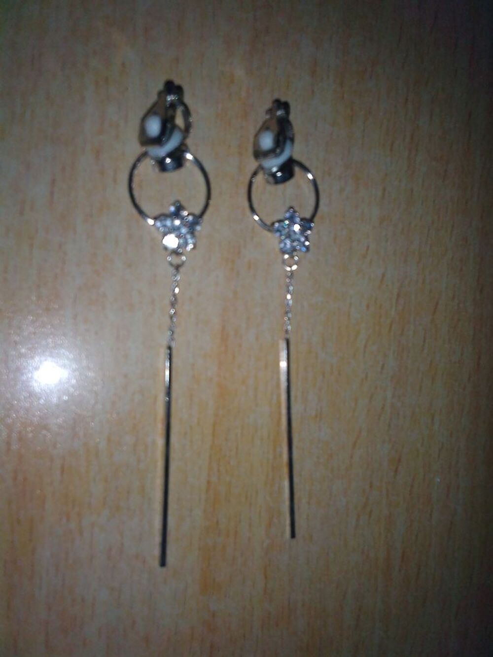 Boucle d'oreille Pendante clips neuve Bijoux et montres