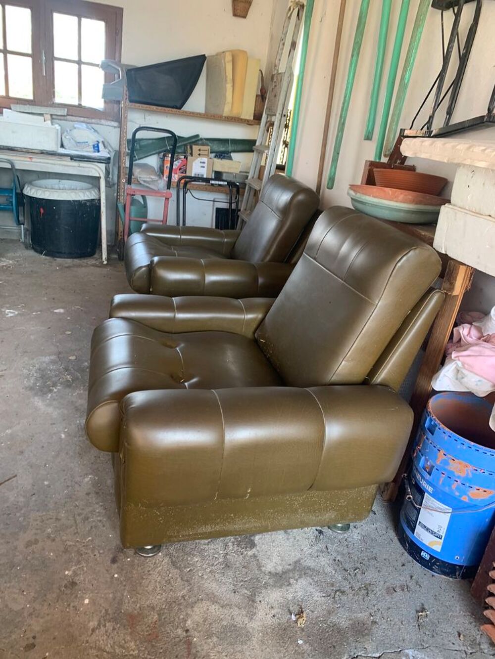 FAUTEUIL CUIR VERT LES DEUX PIECES TRES BONNE ETAT Meubles