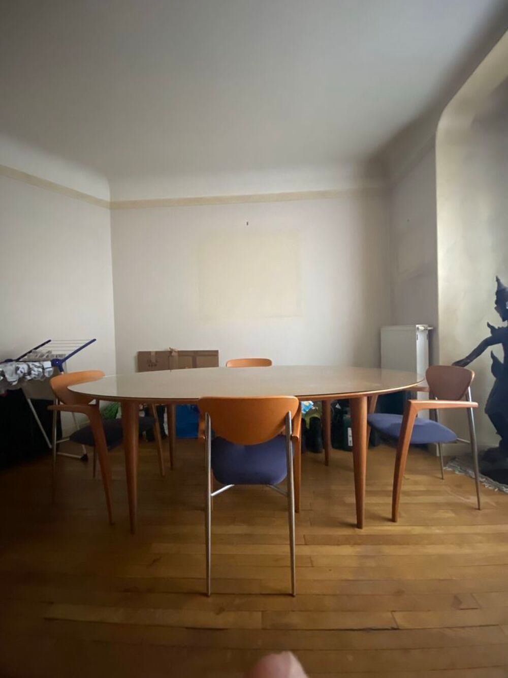 une tr&egrave;s belle table &agrave; manger et 4 chaises Meubles