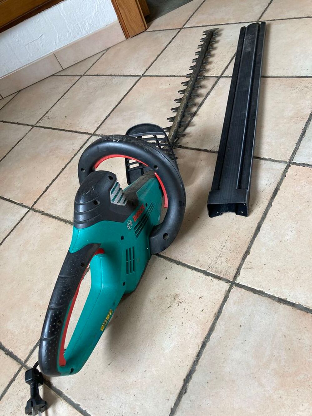 Taille Haie &agrave;lectrique Bosch 700 watts Jardin