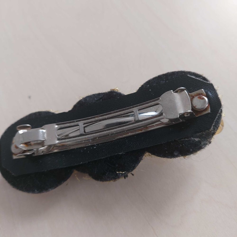 Broche &agrave; cheveux Vêtements