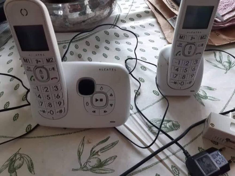 1 t&eacute;l&eacute;phone fixe r&eacute;pondeur 2 combin&eacute;s compatibles abs Téléphones et tablettes