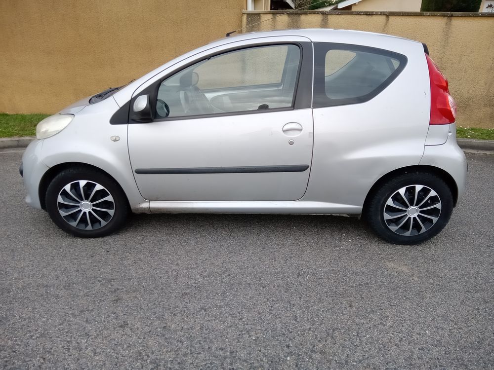 107 1.0e 12V 68ch 2-Tronic Trendy 2005 occasion 69720 Saint-Bonnet-de-Mure