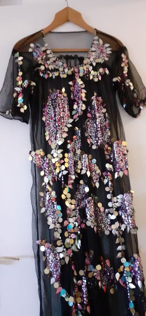 Robe orientale  neuve avec  paillettes  taille  M / L    50 Viry-Ch�tillon (91)