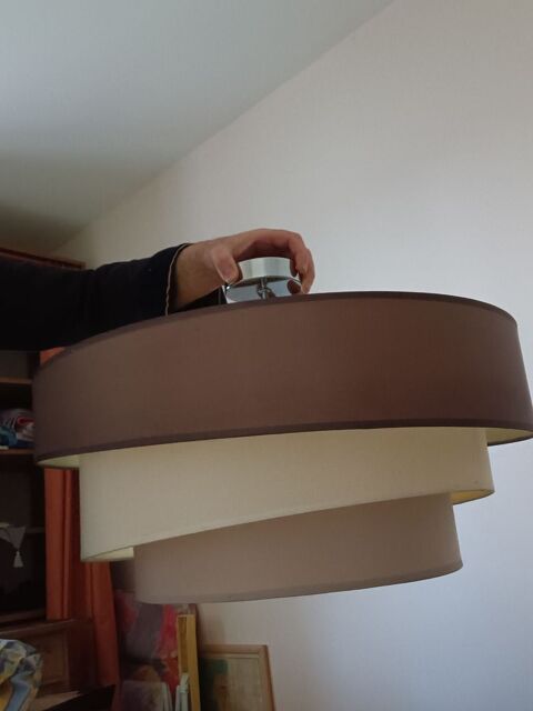 3 luminaires  suspendre, comprenant chacun 3 ampoules 45 Montbert (44)