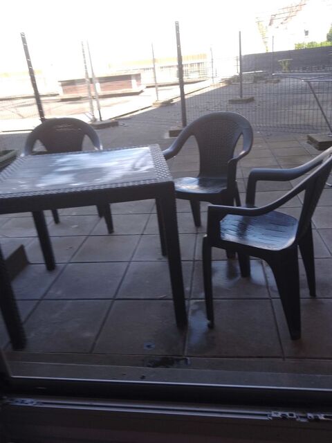table et chaises Marcq-en-Barœul (59)