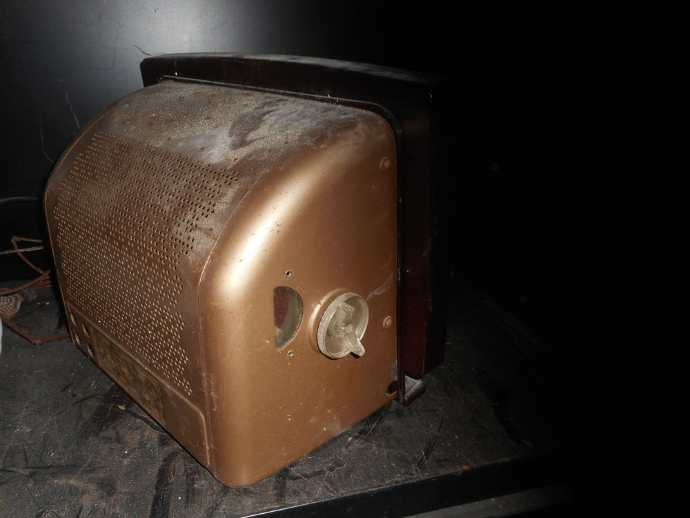 un joli poste arondi radio ancien de marque Path&eacute; camera Audio et hifi
