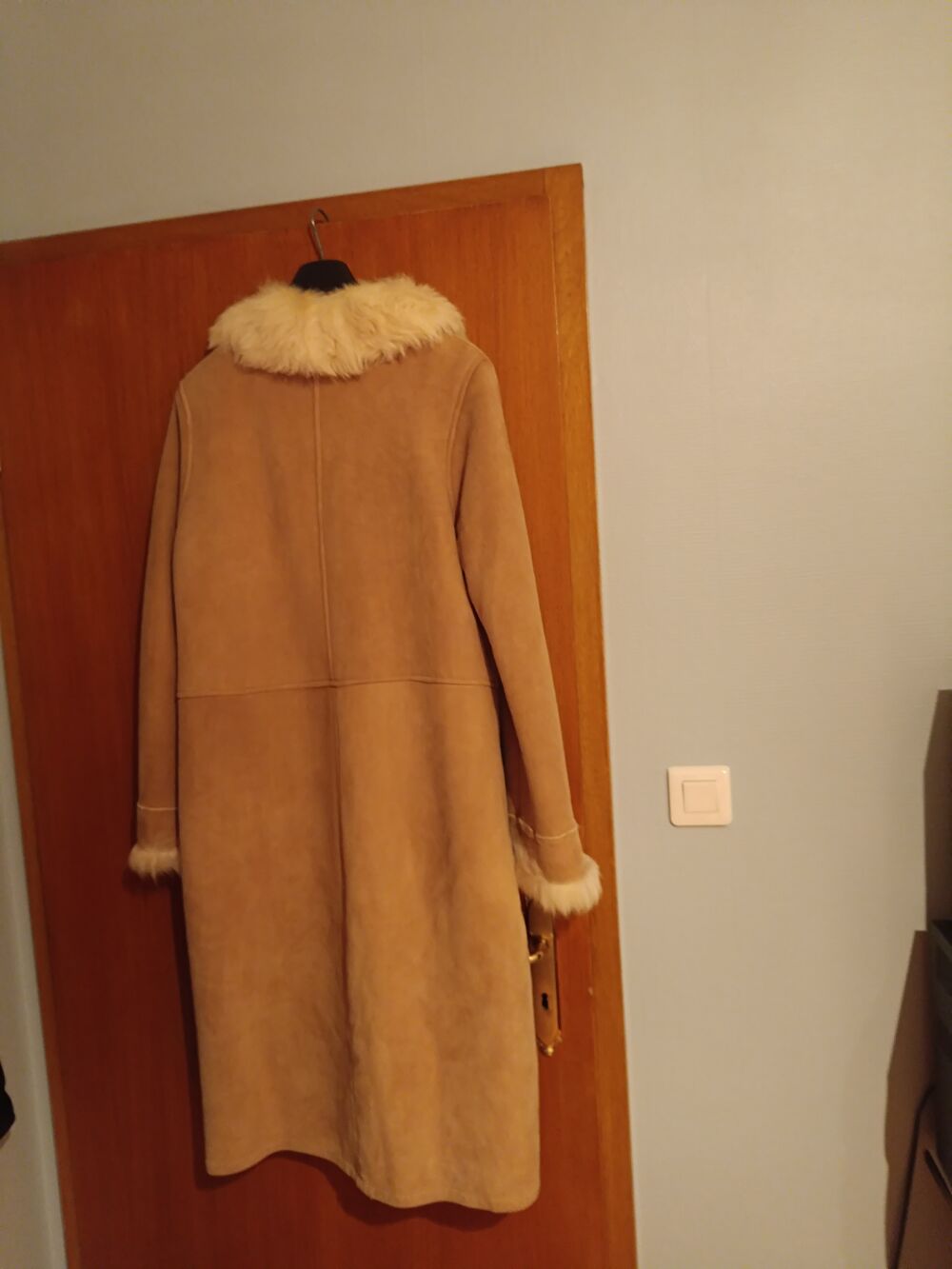 Manteau en fourrure peau de mouton retourn&eacute; Vêtements