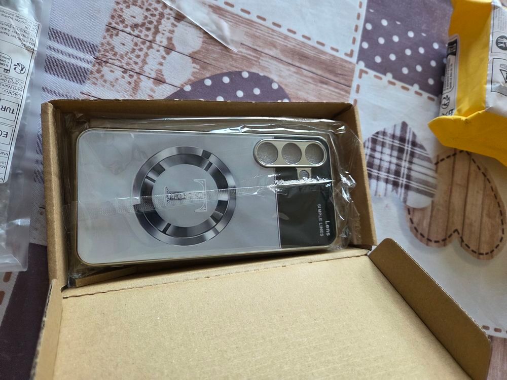 Housses samsung s25,+ neuves Bijoux et montres