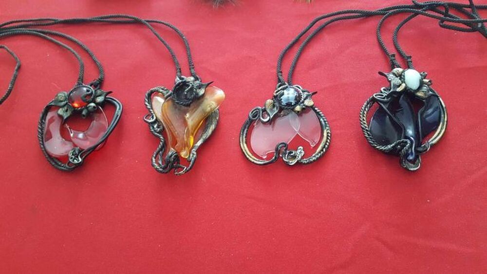  Quatre pendentifs fabrication artisanale mod&egrave;le unique Bijoux et montres