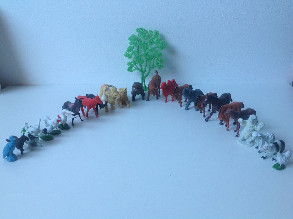 25 ANIMAUX ET UN ARBRE EN PLASTIQUE Envoi possible
Jeux / jouets