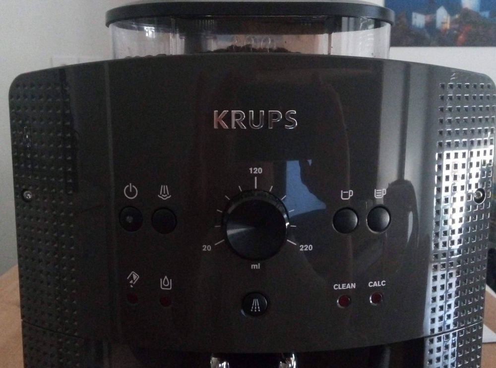 Machine &agrave; caf&eacute; &agrave; grain KRUPS EA810B70 Essential Electroménager