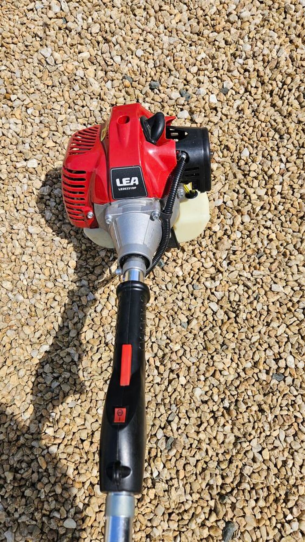 D&eacute;broussailleuse multifonction motoris&eacute; L&Eacute;A, 4 en 1 avec mot Jardin