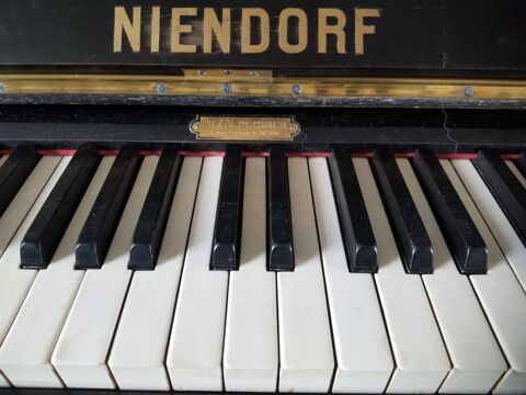 Piano droit noir laque de 1910 + tabouret reglable.
1500 Lagny-sur-Marne (77)