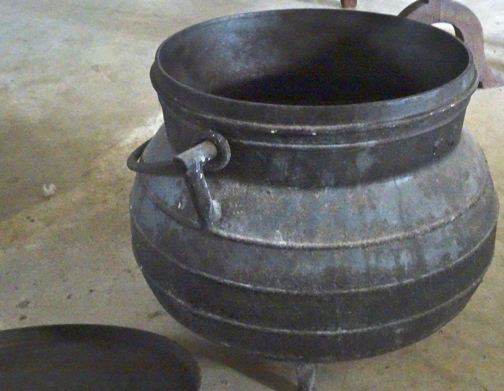 CHAUDRON EN FONTE . TBE. Parfait pour la "garbure" Cuisine