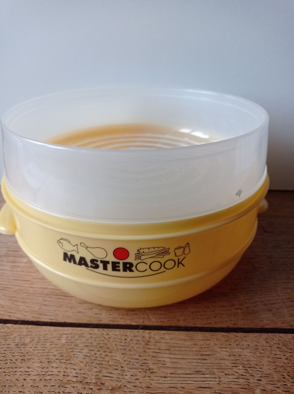Cuiseur vapeur micro-onde 3 niveaux + couvercle Mastercook.
Electroménager