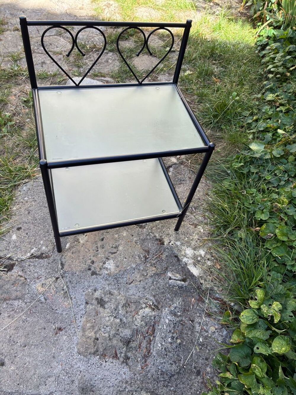 Structure de lit en m&eacute;tal noir et chevet, sommier &agrave; lattes . Meubles