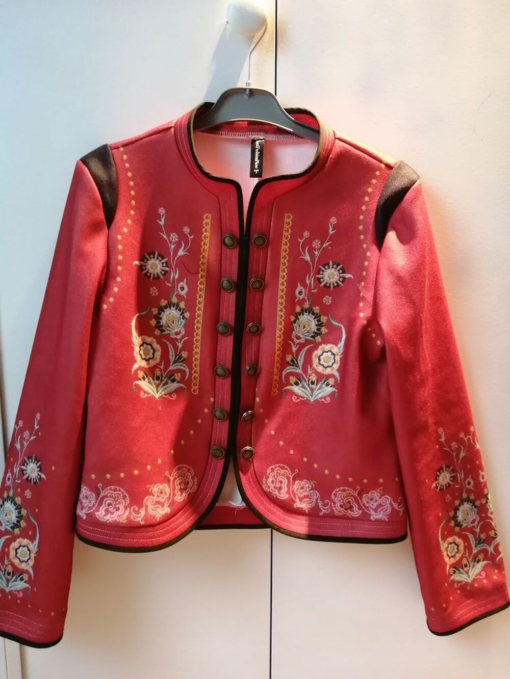 Veste femme fleurie. Vêtements