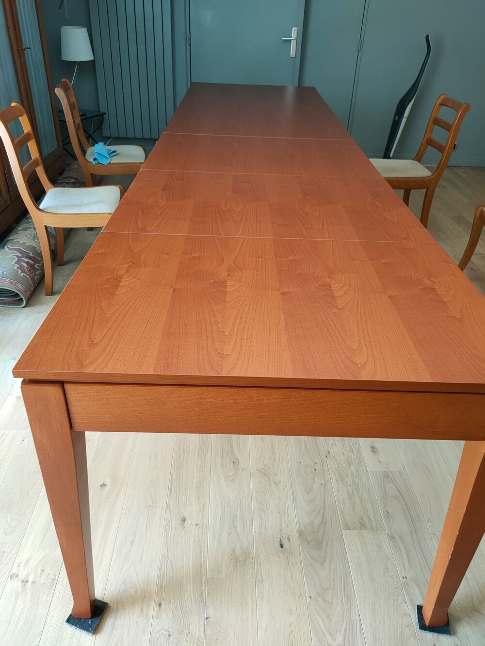 Description
Table de salle &agrave; manger Meubles