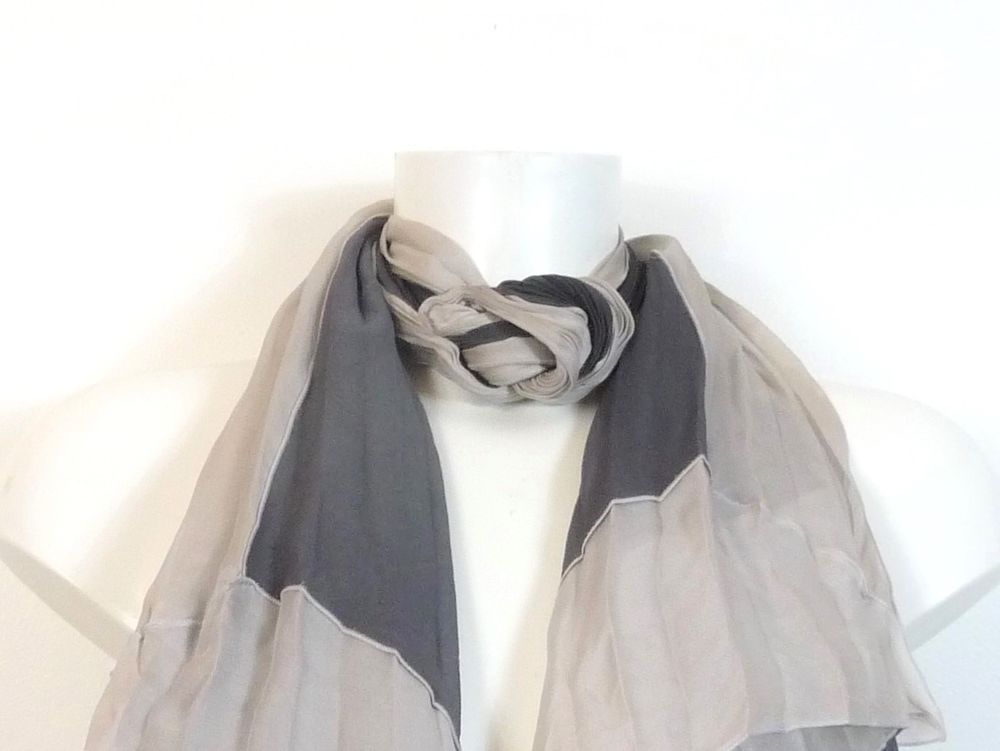 Foulard/ Echarpe Pliss&eacute; Gris et Ecru avec son Noeud Vêtements