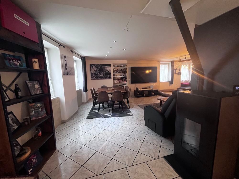 Vente Maison SAINT JULIEN MONTDENIS Dans charmant village situé à proximité des Stations et d'une sortie de l'A43 Découvrez cette maison entièrement rénovée avec goût d'une surface habitable de 164 m2 ouvrant sur une agréable terrasse au calme, qui bénéficie en outre Saint-julien-mont-denis