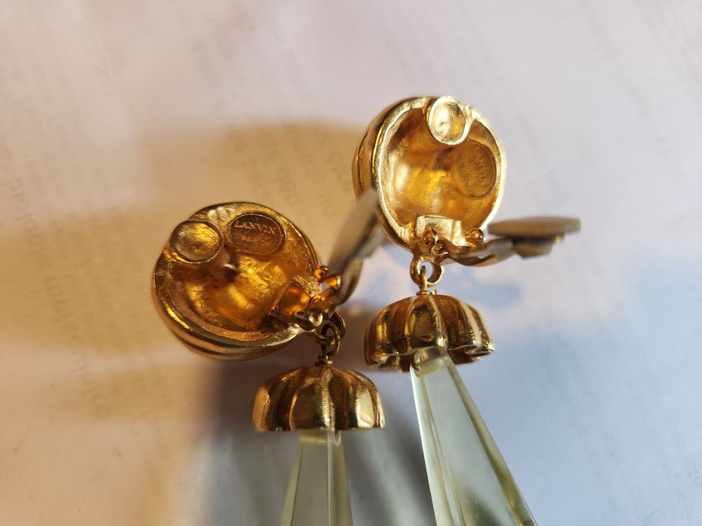 BO Clip Dor&eacute; Godron LANVIN + pendant long translucide Bijoux et montres