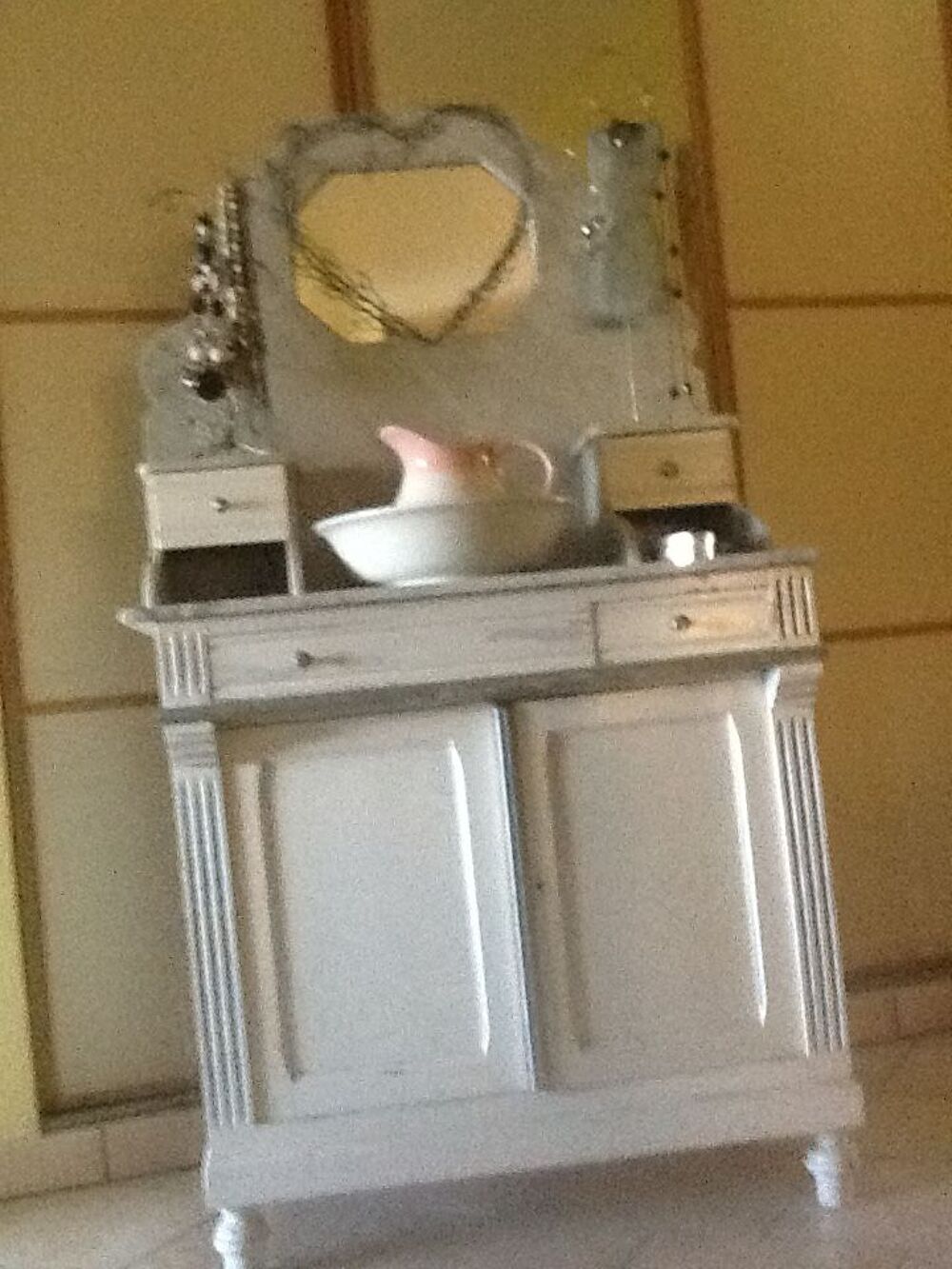 coiffeuse ancienne avec beau meuble blanc intact Meubles