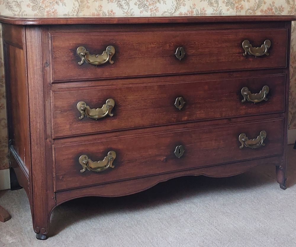Commode de style en noyer teint&eacute; Meubles