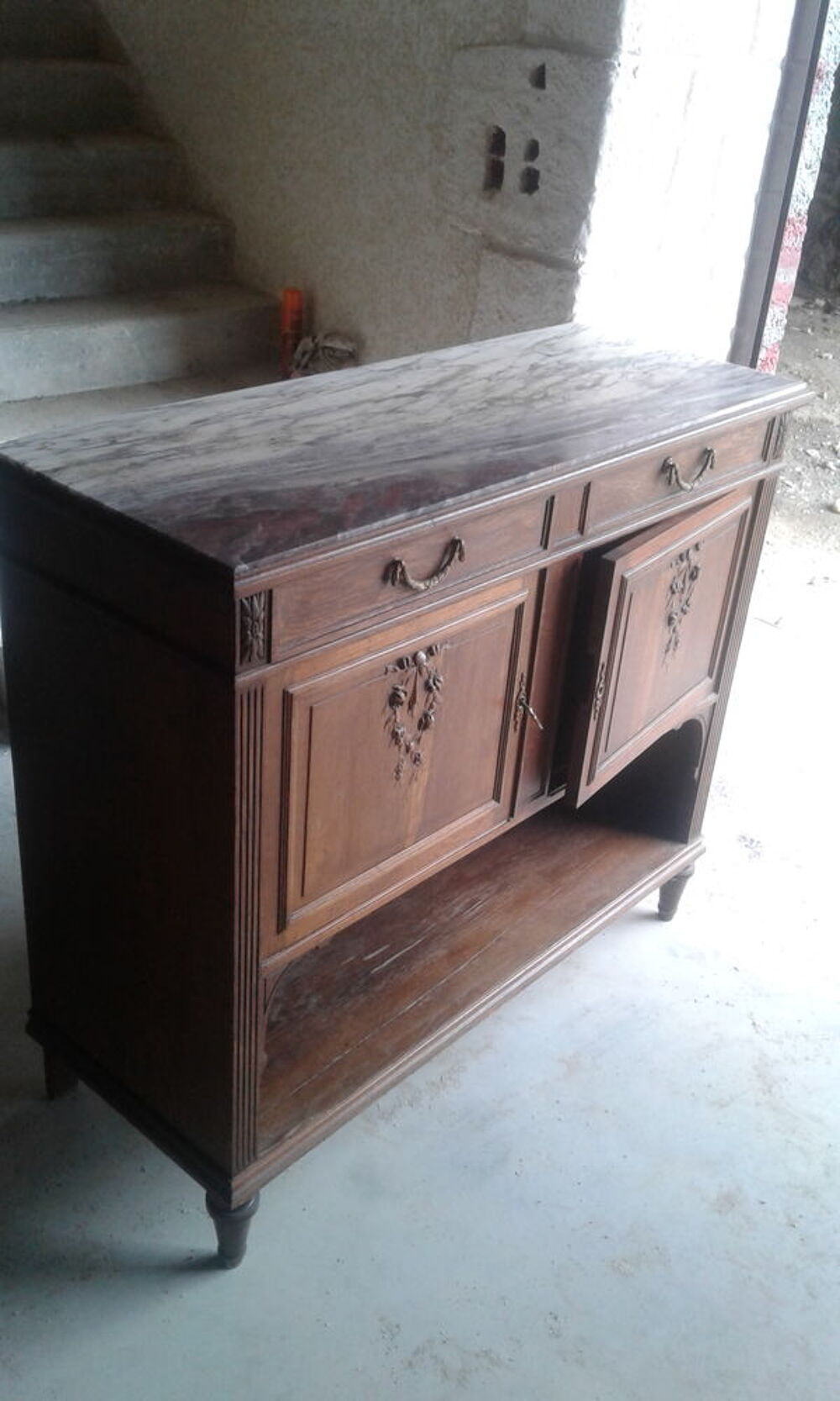 Buffet bas recouvert de plateau en marbre
Meubles
