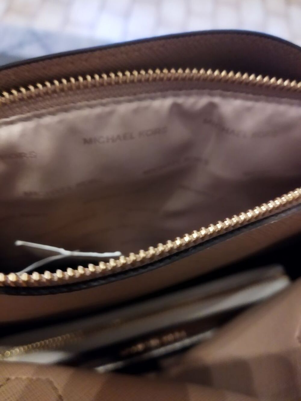 Bonjour magnifique sac de marque Micka&euml;l Kors 
Maroquinerie