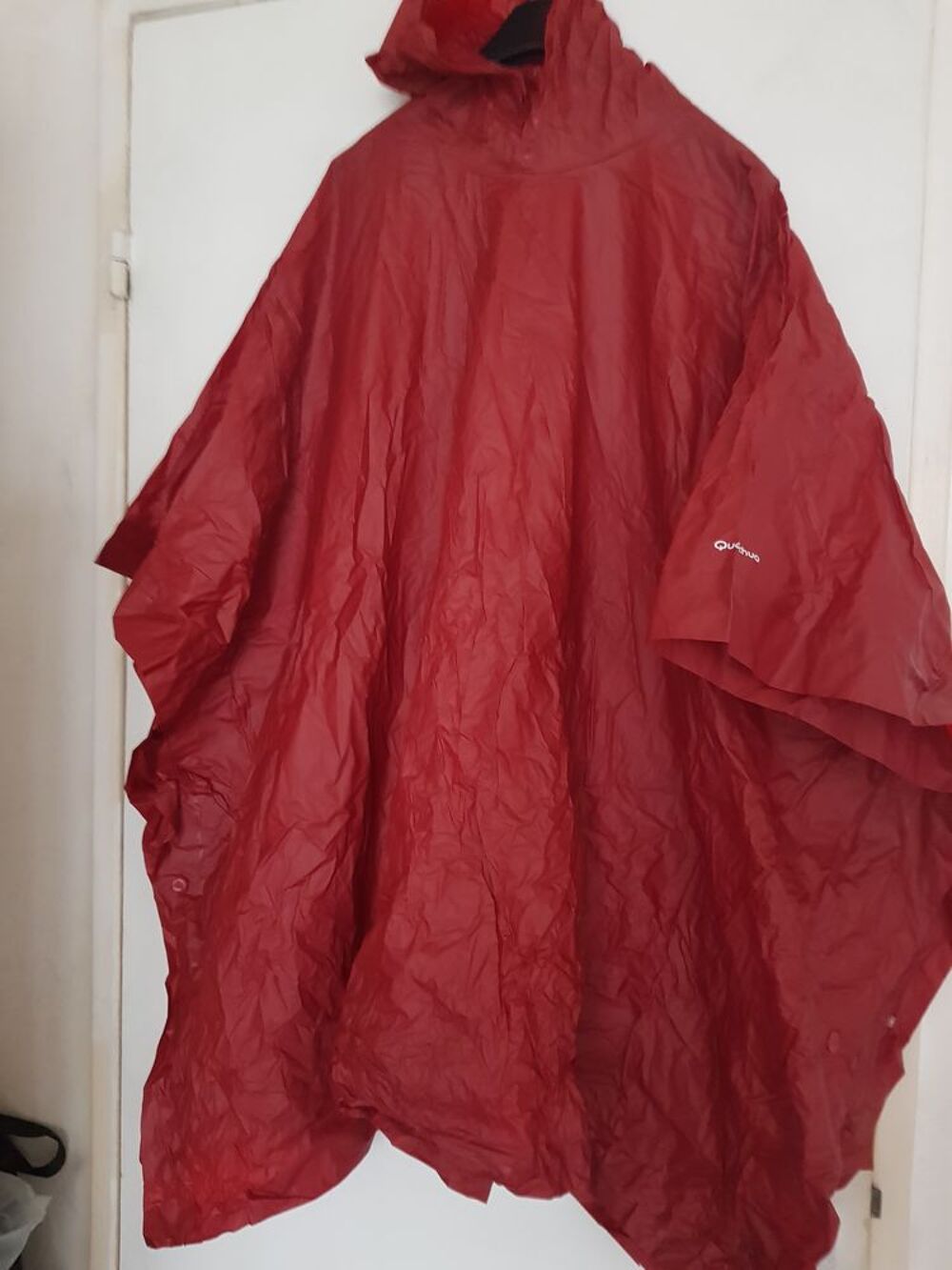 PONCHO / CAPE AVEC CAPUCHE POUR PLUIE _ NEUF_ TAILLE UNIQUE Vêtements