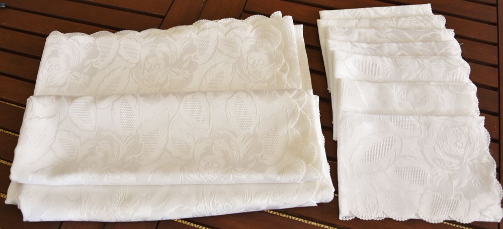 BECQUET. Nappe 2m40 blanche damass&eacute;e fleurie avec serviettes Décoration