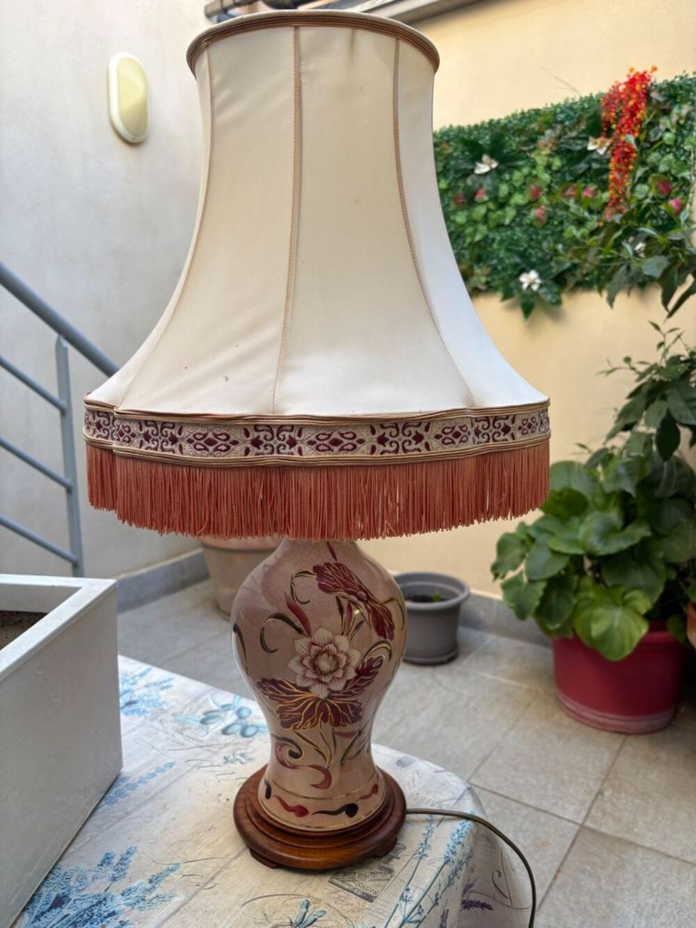 Jolie Lampe salon pied fa&iuml;ence et socle bois 
Décoration