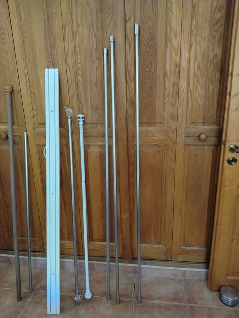 plusieurs modèles de tringles 
+ rideaux grands métrages 8 St Mitre (13)