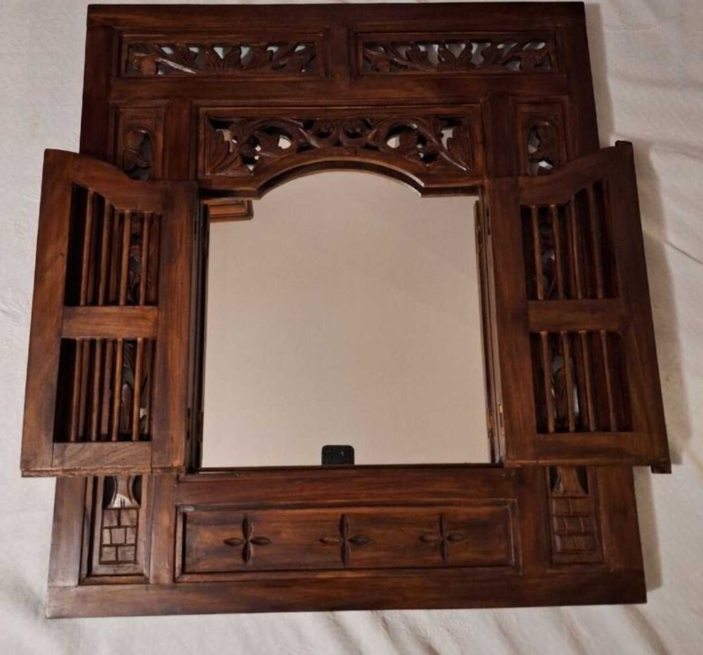 Miroir en noyer massif. Meubles