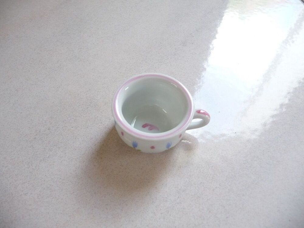 Tasse miniature porcelaine de Limoges d&eacute;cor main 