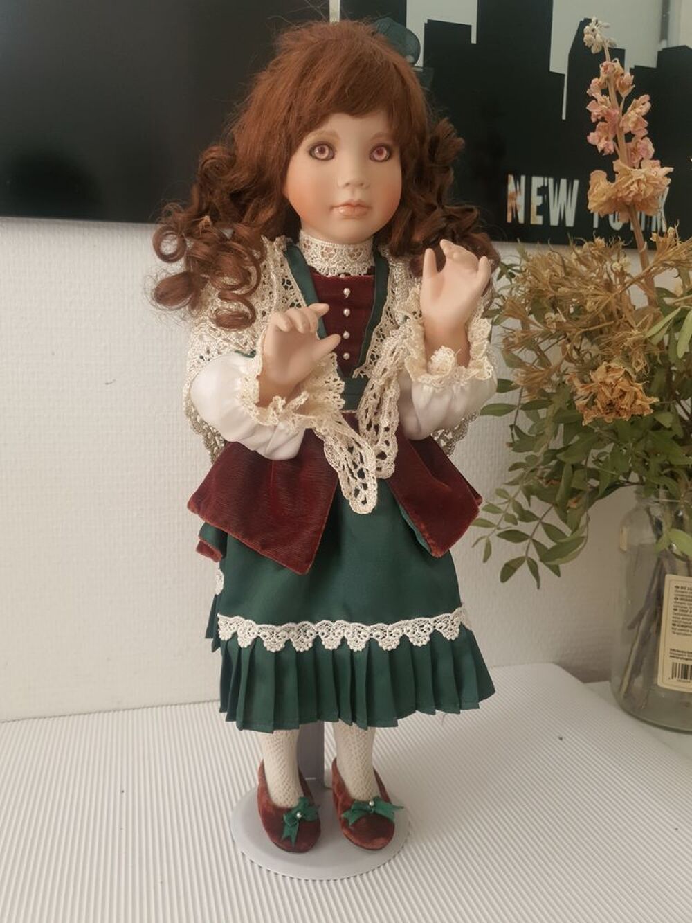 KATHLEEN poup&eacute;e de collection en porcelaine 