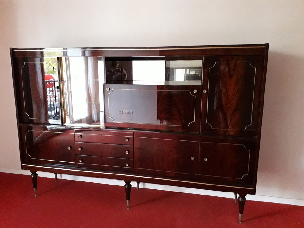 Ensemble buffet et vitrine laqu&eacute; acajou. Meubles